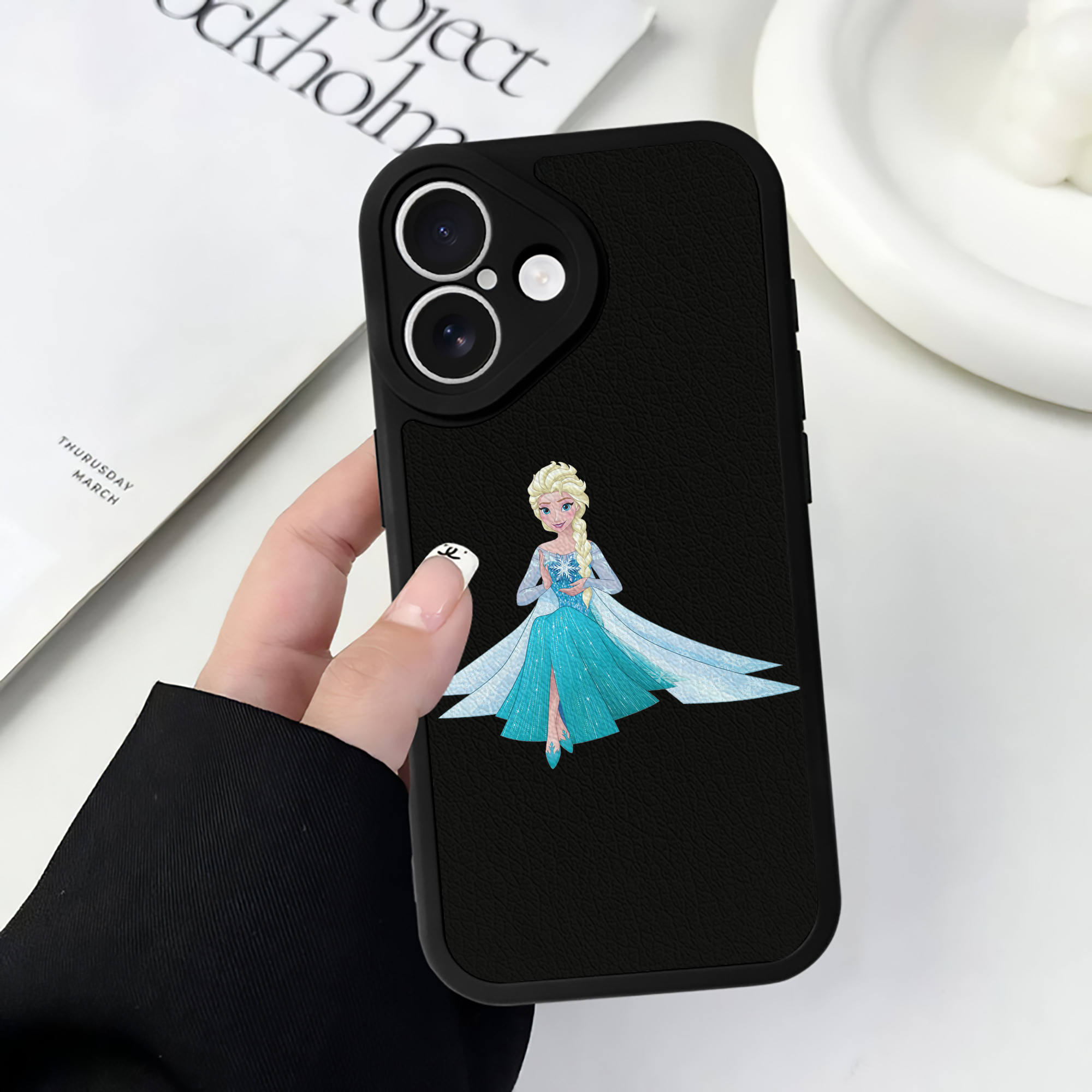 （画像用） アナと雪の女王 アンナ エルサ Frozen Anna Elsa 【iPhone 16シリーズ対応】シリコンスマホケース（レザー調） 材質：シリコン